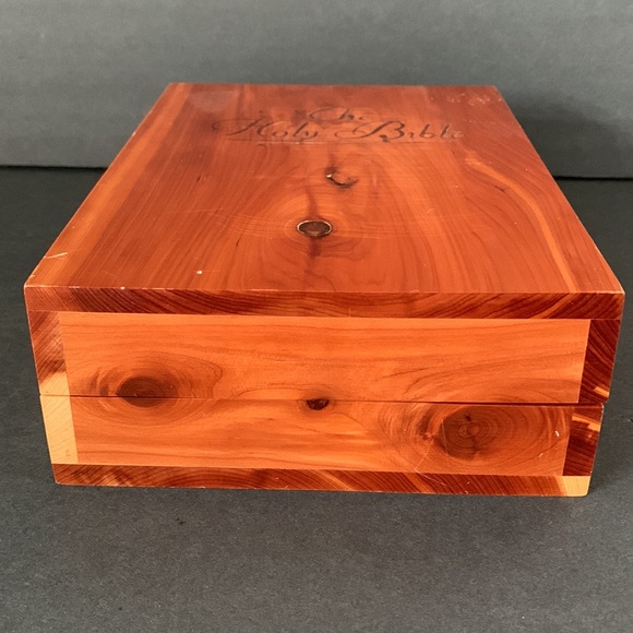 The Holy Bible King James 1976 Hardcover Protestant Edition in Wooden Box - Picture 14 of 16